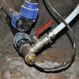 Монтаж кабеля подогрева водопровода в зимний период